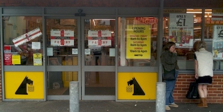 © Robert Rotifer Supermarkt mit Englanddeko